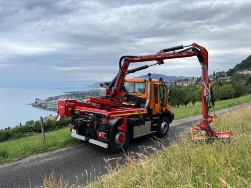 Montreux / Camion porte-outils avec épareuse