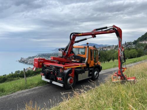 Montreux / Camion porte-outils avec épareuse